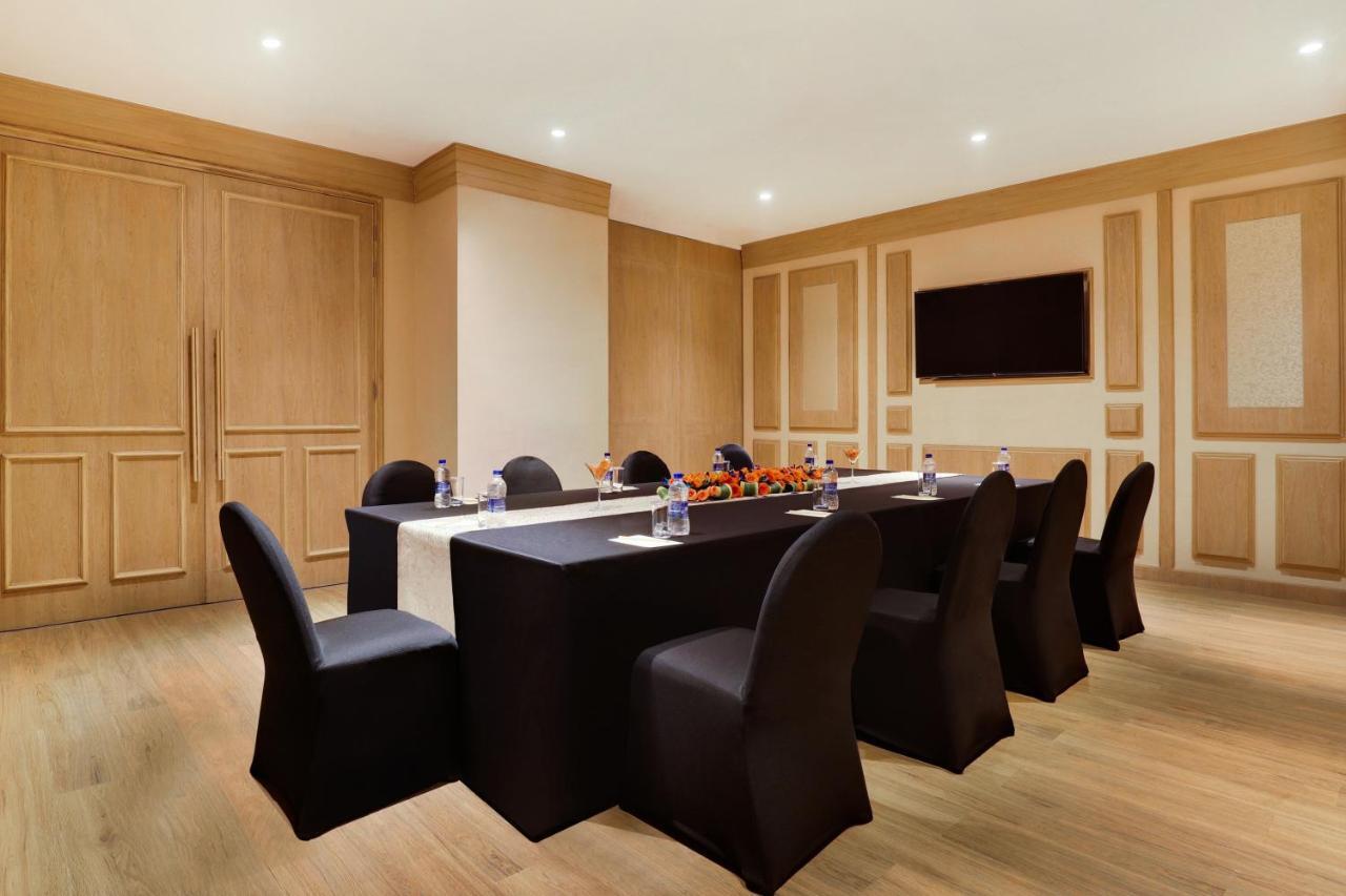 Hotel Lemon Tree Premier, Delhi Airport 5*